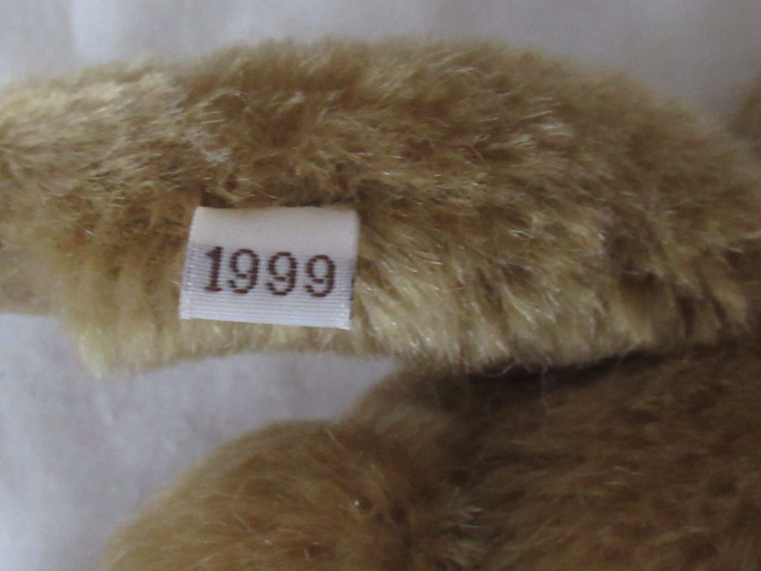 Gund Collectors Club 1999 - 8 Inch Mohair Teddy Bear - Image 10